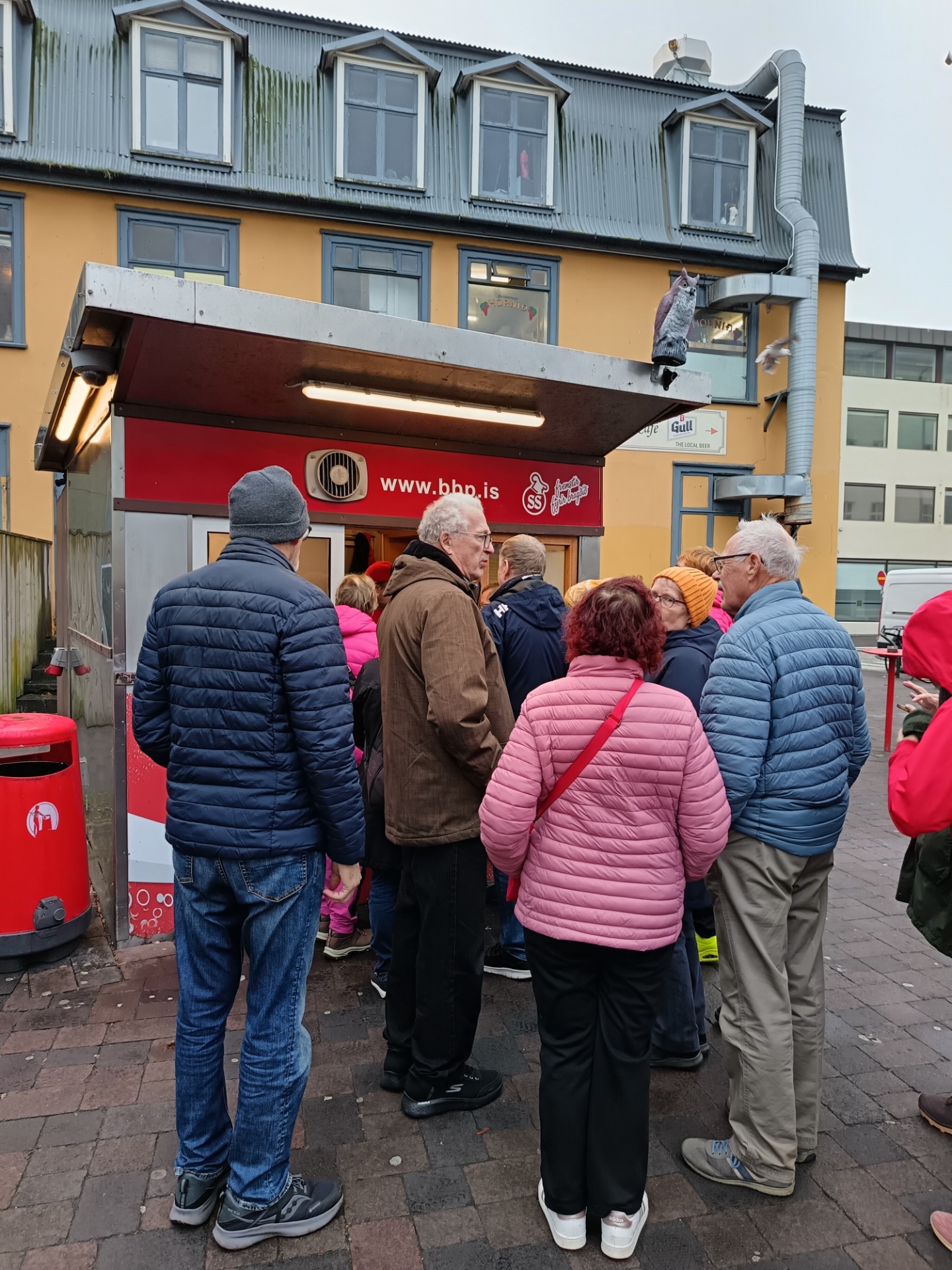 Ensimmäisen aamupäivän lounas snägärillä - tällä samalla nakkikioskilla Bill Glinton on nauttinut hot dogin
